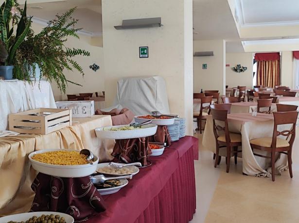 Sala da pranzo con buffet e piante decorative.