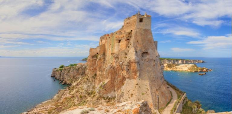 Antico castello su una scogliera con vista mozzafiato sul mare cristallino.